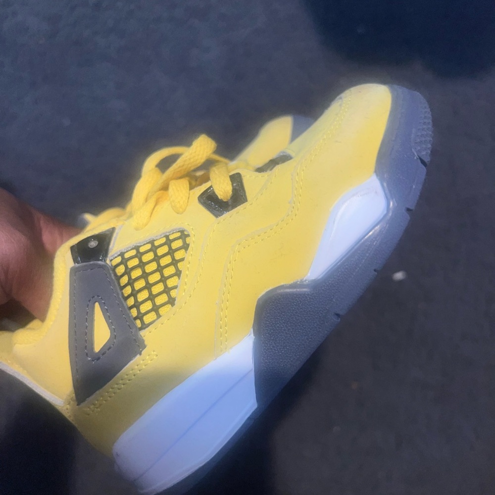 Retro 4 toddler size 9C slightly worn but like new